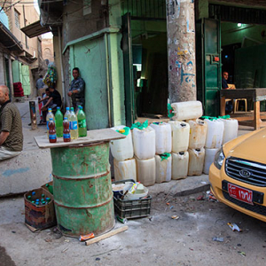 Irak, Hillah (Al Hilla). Uliczny sprzedawca benzyny w centrum miasta.